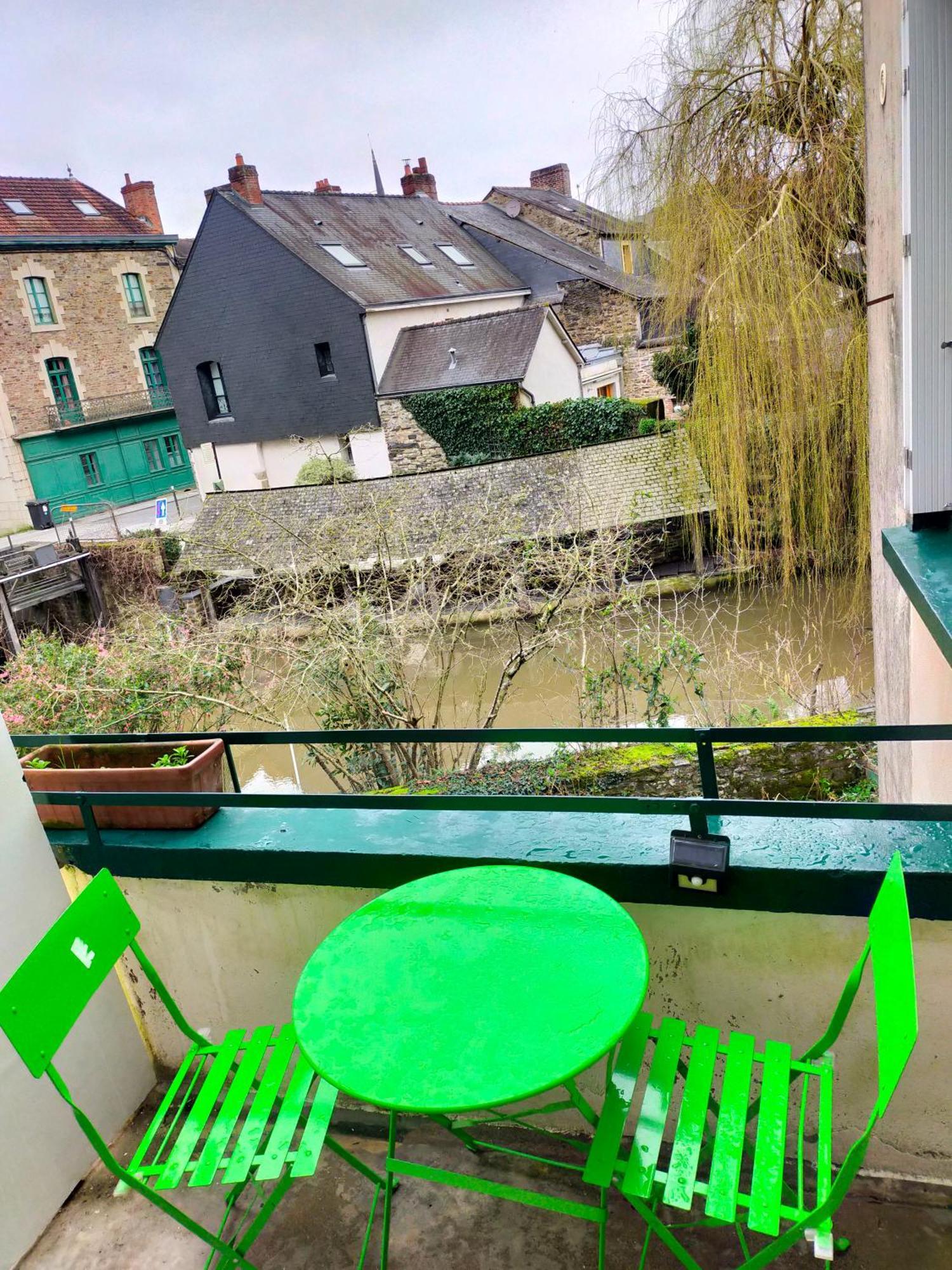 Studio En Rdc Avec Balcon Centre Vitre 외부 사진